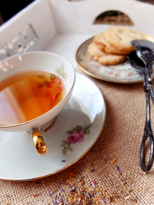 Tee mit Pinienkernplätzchen und Gebäckzange